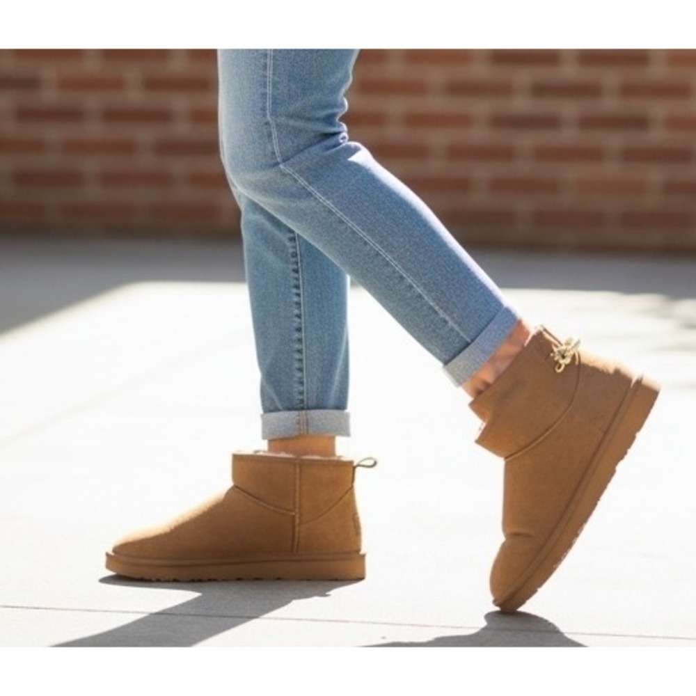 GUESS WGTWINE-T Chestnut Faux Fur Lined Gold Chain Ankle Boots Women's 10
